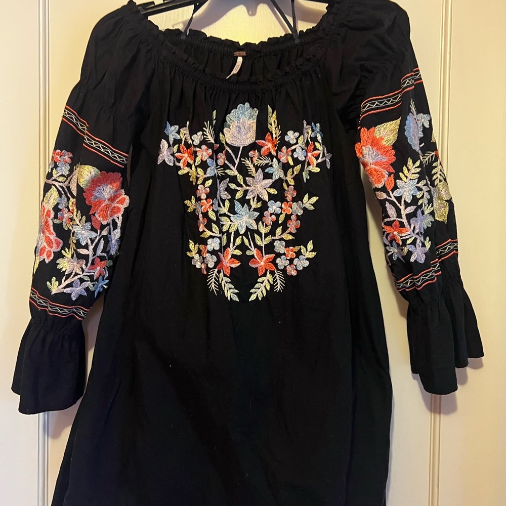 Free People, beautiful, bohemian style off or over the shoulder tunic dress/top